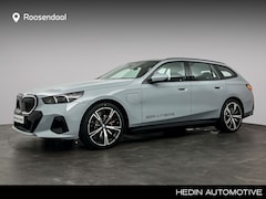 BMW 5-serie Touring - 530e M Sport Edition | Panoramadak | trekhaak | Harman Kardon | Iconic Glow | Stoelventila