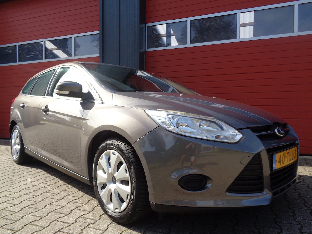 Ford Focus Wagon - 1.6 EcoBoost Trend 150PK Airco Cruise 6-BAK Trekhaak NL-Auto - AutoWereld.nl