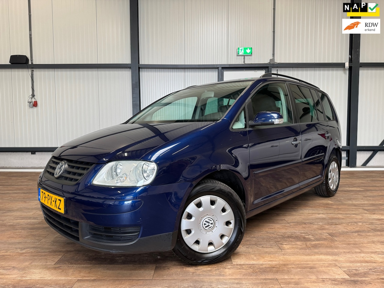 Volkswagen Touran - 1.6-16V FSI Turijn / AIRCO / CRUISE / 6-bak / - AutoWereld.nl