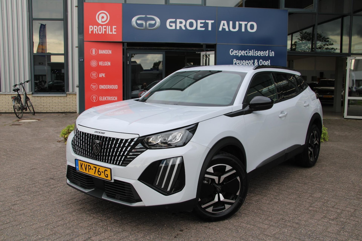 Peugeot 2008 - 1.2 PureTech 100 Allure Airco Carplay Rondom sensoren Nieuwstaat 15.768km - AutoWereld.nl