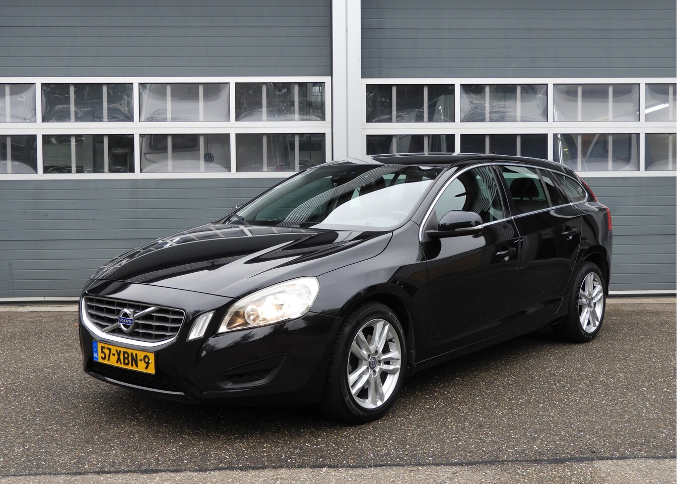 Volvo V60 - 1.6 T3 Momentum | TREKHAAK | NAVI | CRUISE | PARKEERSENSOREN - AutoWereld.nl