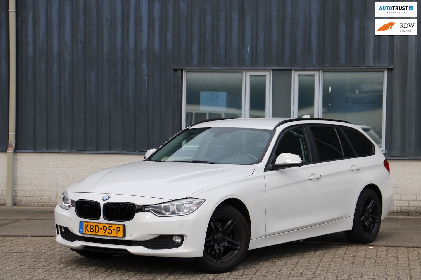 BMW 3-serie Touring - 316i Business Navi Cruise BT Stoelverw Park. Sensor. Elekt. Achterkl. - AutoWereld.nl