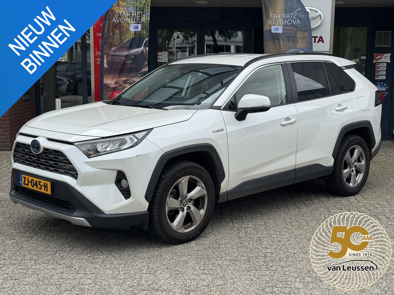 Toyota RAV4 - 2.5 Hybrid First Edition TREKHAAK BLIND-SPOT PARK-SENSOREN 360° CAMERA APPLE/ANDROID NAVI - AutoWereld.nl