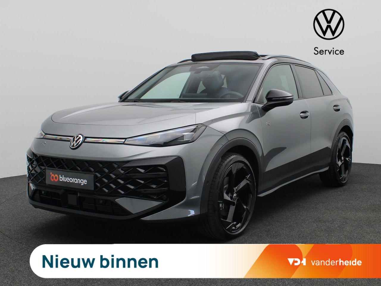 Volkswagen T-Roc - 1.5 eTsi R-Line First Edition 150PK DSG Pano-Schuifdak, Trekhaak, Black Style, 20'' LM Vel - AutoWereld.nl