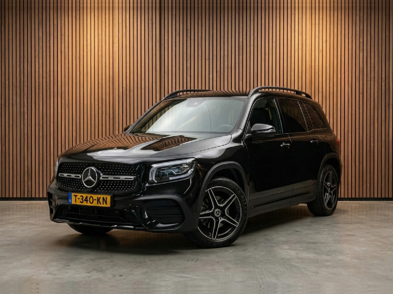 Mercedes-Benz GLB - 200 4MATIC Premium Plus 7p AMG / sfeerverlichting / burmester / trekhaak - AutoWereld.nl