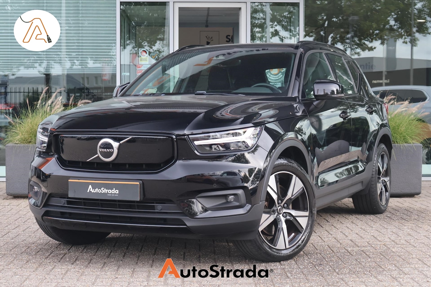 Volvo XC40 - P8 408pk AWD Pure Electric R-DESIGN SoH 93% I Warmtepomp I Trekhaak I Stoel/stuurverwarmin - AutoWereld.nl
