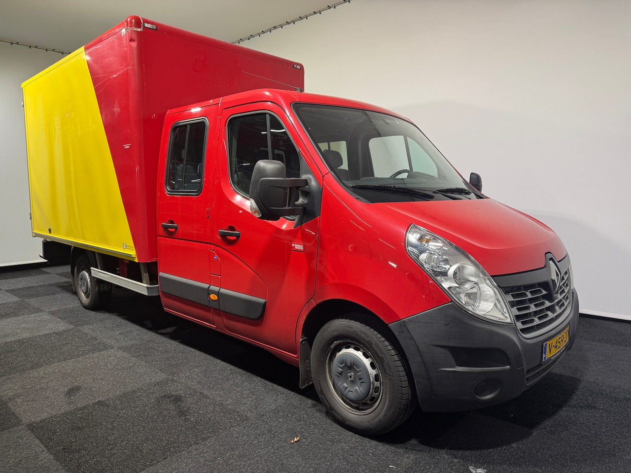 Renault Master - Dubbel Cabine 6 persoon gesloten laadbak 15,8 Cub L355 H 212 B 210 APk tot 5-2027 - AutoWereld.nl
