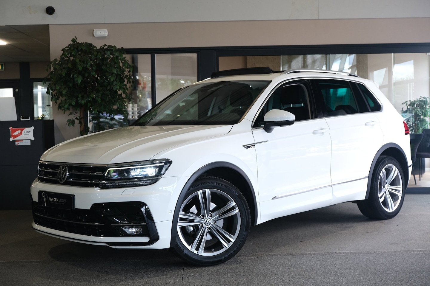 Volkswagen Tiguan - 1.4 TSI 4Motion 150pk DSG R-line Pano Navi 360cam Led Trekhaak - AutoWereld.nl
