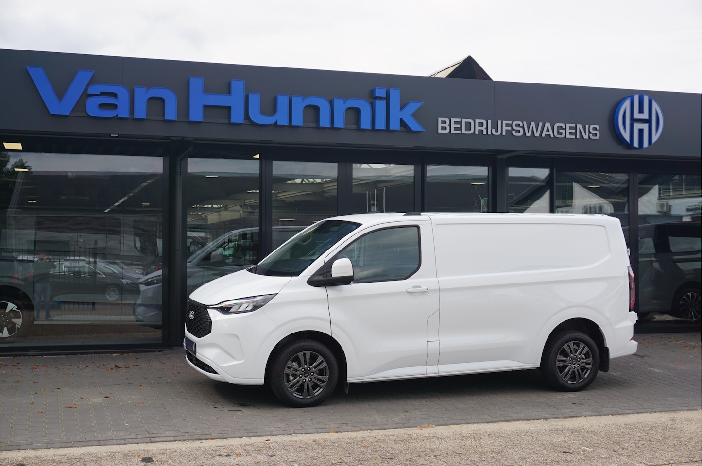 Ford Transit Custom - e-Transit 320S 218PK 71KWH Limited AUT BPM VRIJ!! Apple CP / Android A, LED, 17" LM!! NR. - AutoWereld.nl