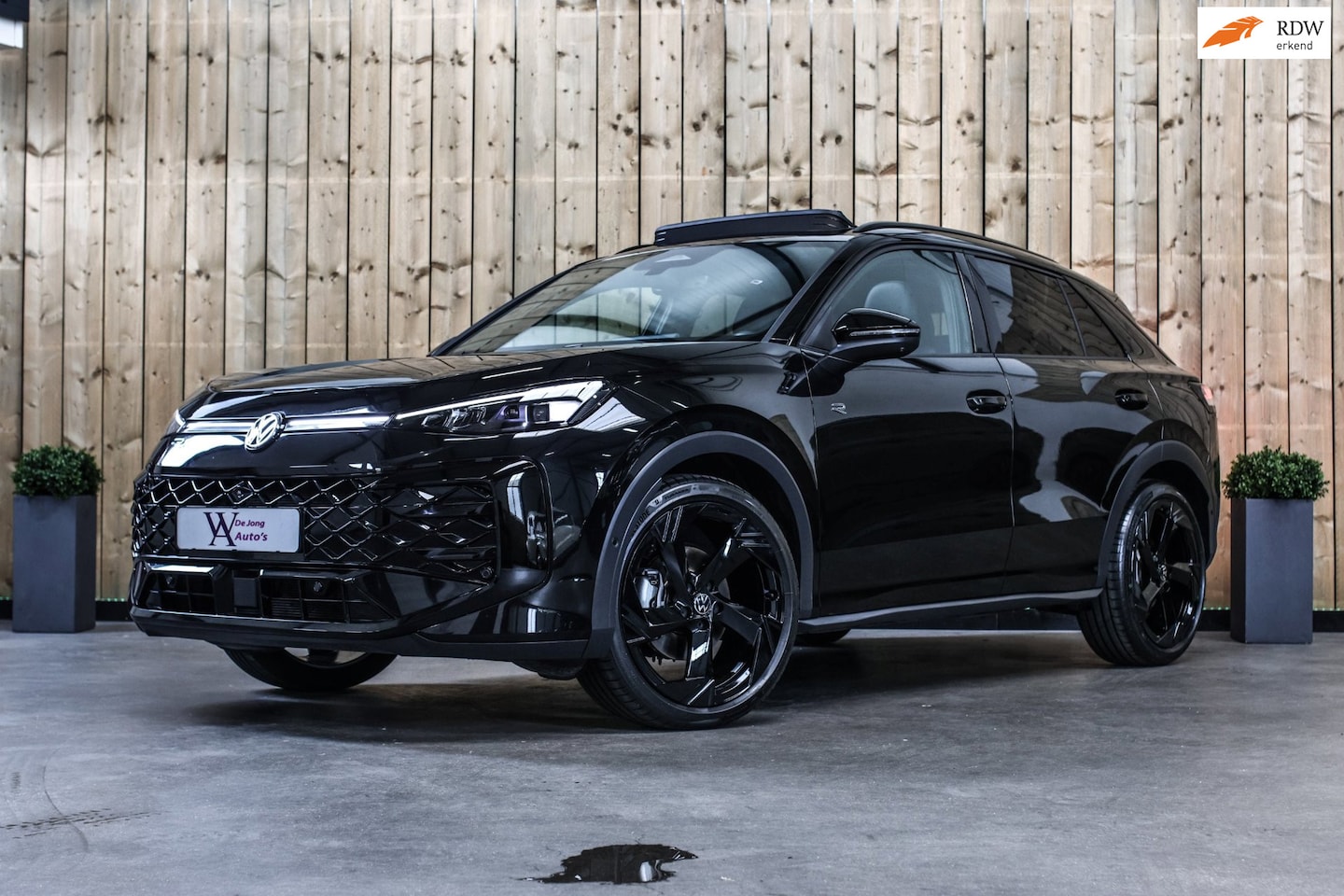Volkswagen T-Roc - 1.5 eTsi R-Line *Pano*H/K*Head-Up*360 Camera*Trekhaak* - AutoWereld.nl