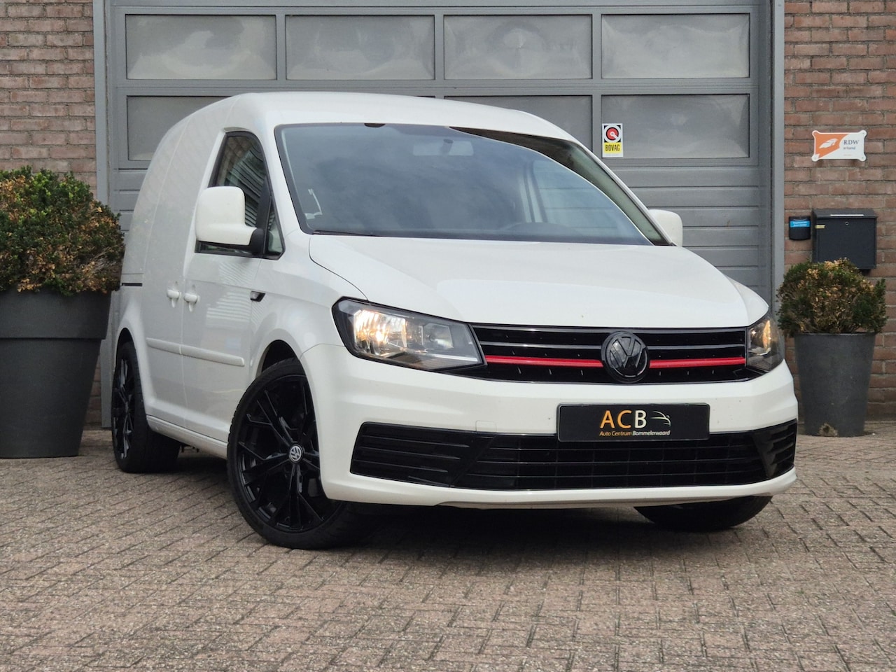 Volkswagen Caddy - 2.0 TDI L1H1 2.0 TDI L1H1 , Airco , 185 pk Zwart LEDER - AutoWereld.nl