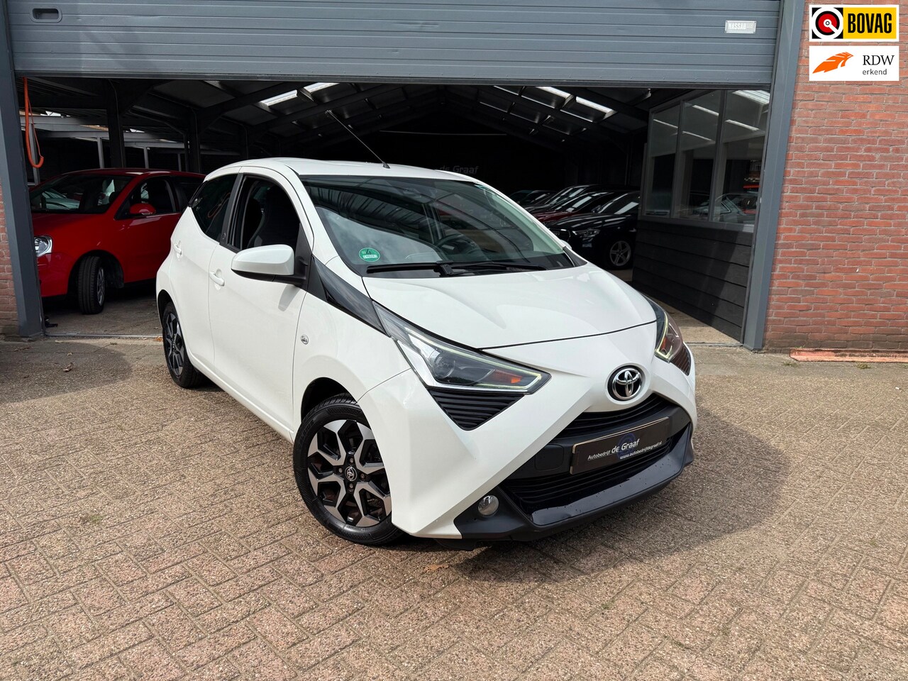 Toyota Aygo - 1.0 VVT-i x-play| AUTOMAAT|CARPLAY/CAMERA | TEAM/KM - AutoWereld.nl