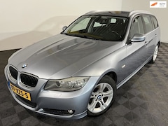 BMW 3-serie Touring - 318i Corporate Lease Luxury Line NAVI PSENSOR LEDER TREKHAAK 2 X SLEUTELS