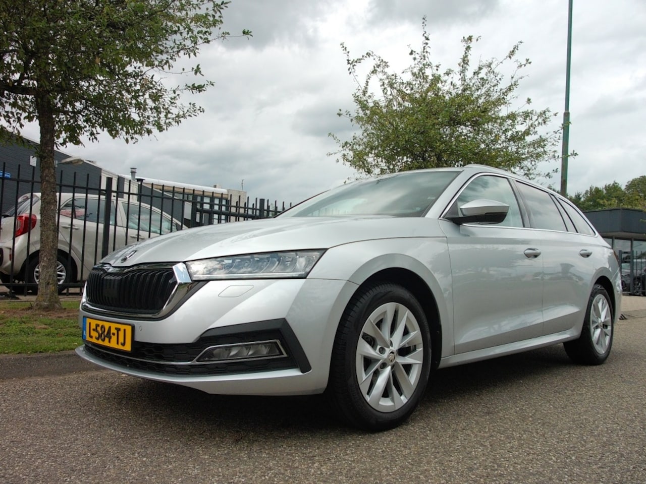 Skoda Octavia Combi - 1.0 TSI 110pk Business Edition Plus Trekhaak Apple Carplay - AutoWereld.nl