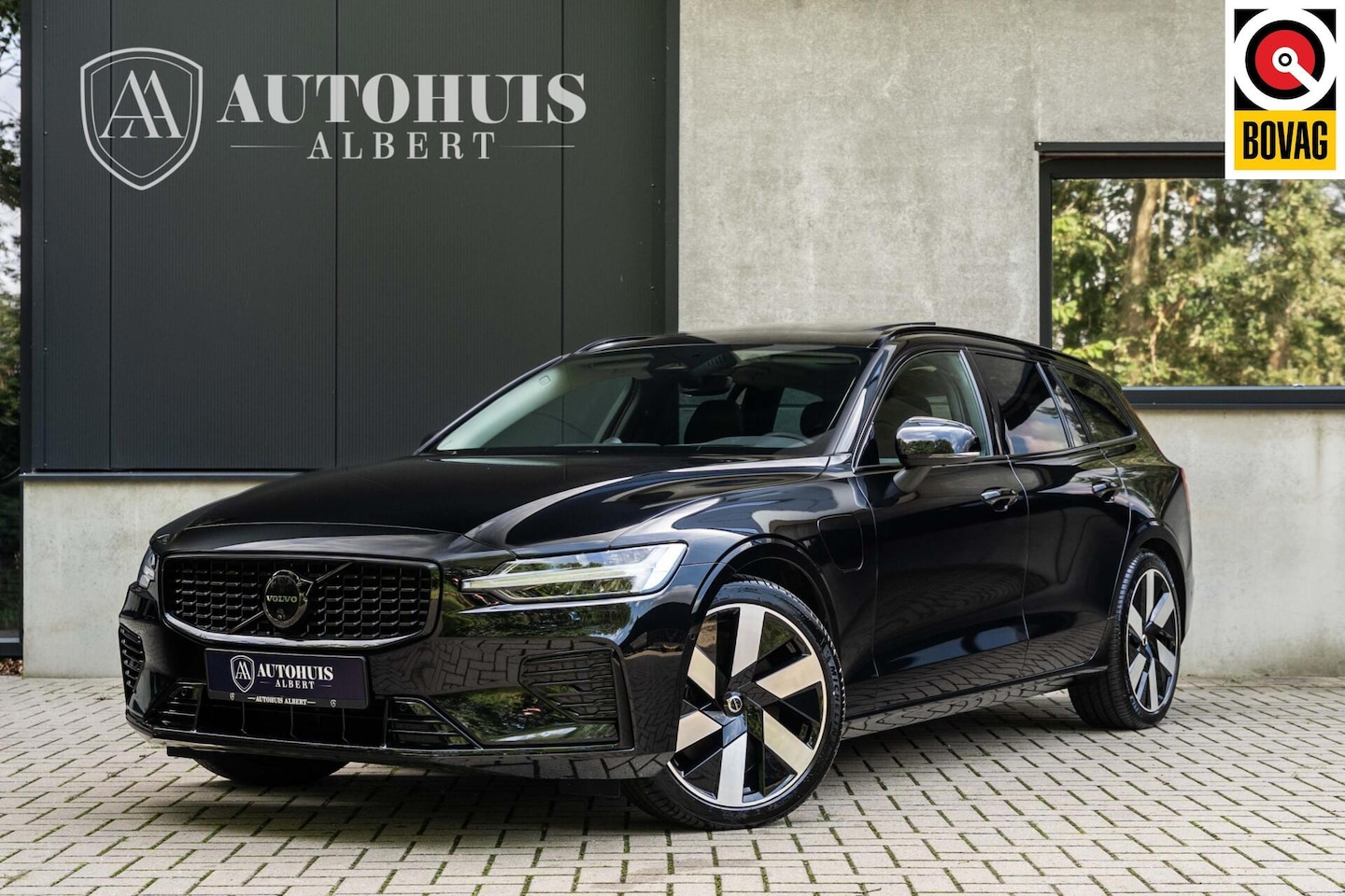 Volvo V60 - T8 Ultra Dark B&W 360c Pano HUD Massage ACC 19'' - AutoWereld.nl