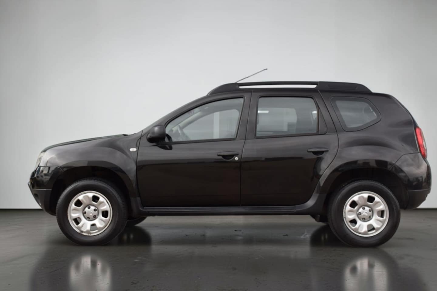 Dacia Duster - 1.6 Lauréate 2wd 1.6 Lauréate 2wd, Trekhaak, 1e eigenaar, Extreem lage km stand, NAP, Parkeerhulp achter