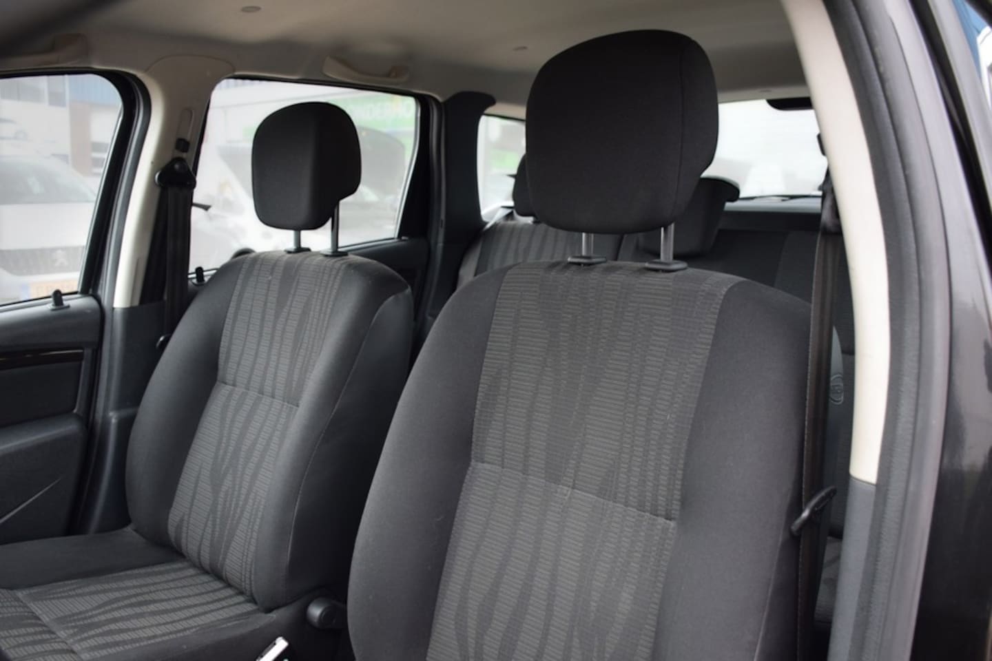 Dacia Duster - 1.6 Lauréate 2wd 1.6 Lauréate 2wd, Trekhaak, 1e eigenaar, Extreem lage km stand, NAP, Parkeerhulp achter