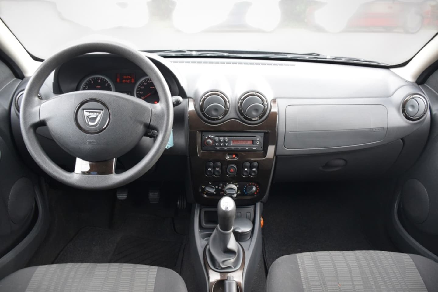 Dacia Duster - 1.6 Lauréate 2wd 1.6 Lauréate 2wd, Trekhaak, 1e eigenaar, Extreem lage km stand, NAP, Parkeerhulp achter