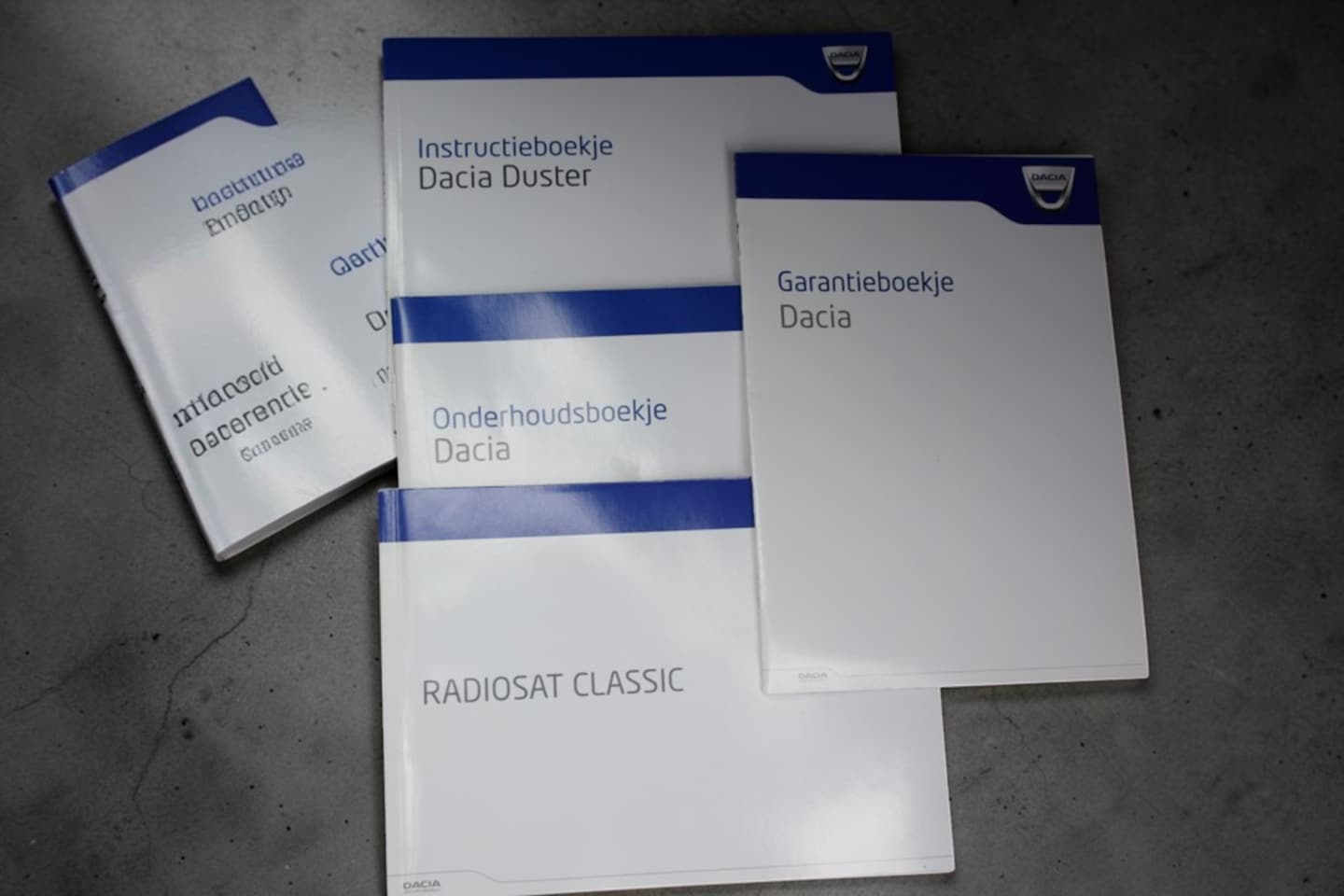 Dacia Duster - 1.6 Lauréate 2wd 1.6 Lauréate 2wd, Trekhaak, 1e eigenaar, Extreem lage km stand, NAP, Parkeerhulp achter