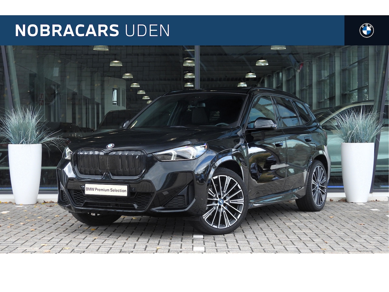 BMW iX1 - xDrive30 M Sport / Panoramadak / Trekhaak / Sportstoelen / Head-Up / M Adaptief onderstel - AutoWereld.nl
