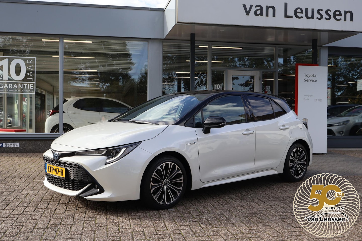 Toyota Corolla - 2.0 Hybrid BI-TONE STOEL/WISSER&STUURVERW HEAD UP DISPLAY KEYLESS DAB+ CAMERA LM-VELGEN AP - AutoWereld.nl