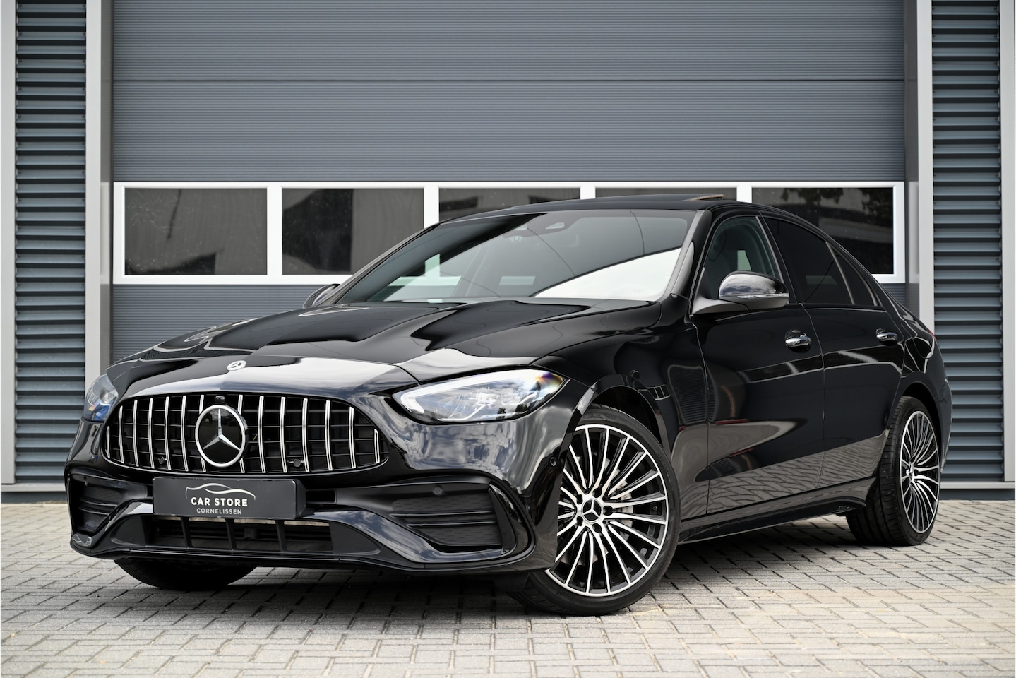 Mercedes-Benz C-klasse - 300e AMG / SCHUIFDAK / C63 / LEDER / CAMERA / SFEERVERLICHTING / LED / 19" - AutoWereld.nl