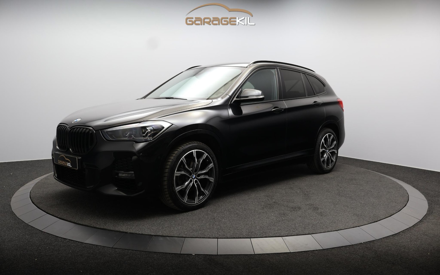 BMW X1 - sDrive18i High Executive M-Sport / NAV / LED / 18'' LM velgen / Afn.Trekhaak / Privacy gla - AutoWereld.nl
