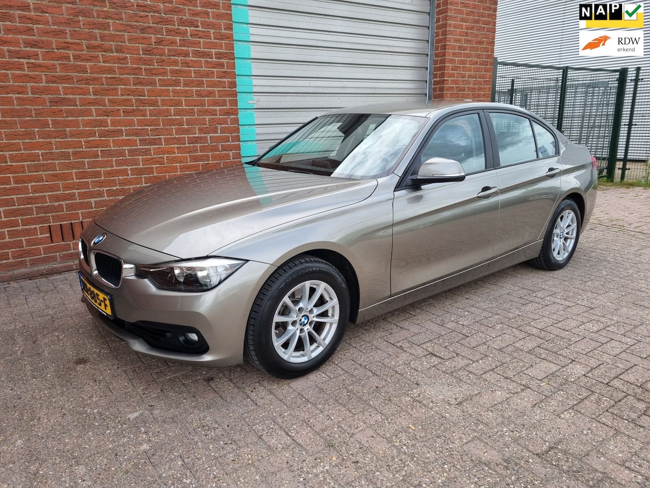 BMW 3-serie - 318i Essential Sedan Navi! Automaat! Bj:2015 NAP! - AutoWereld.nl