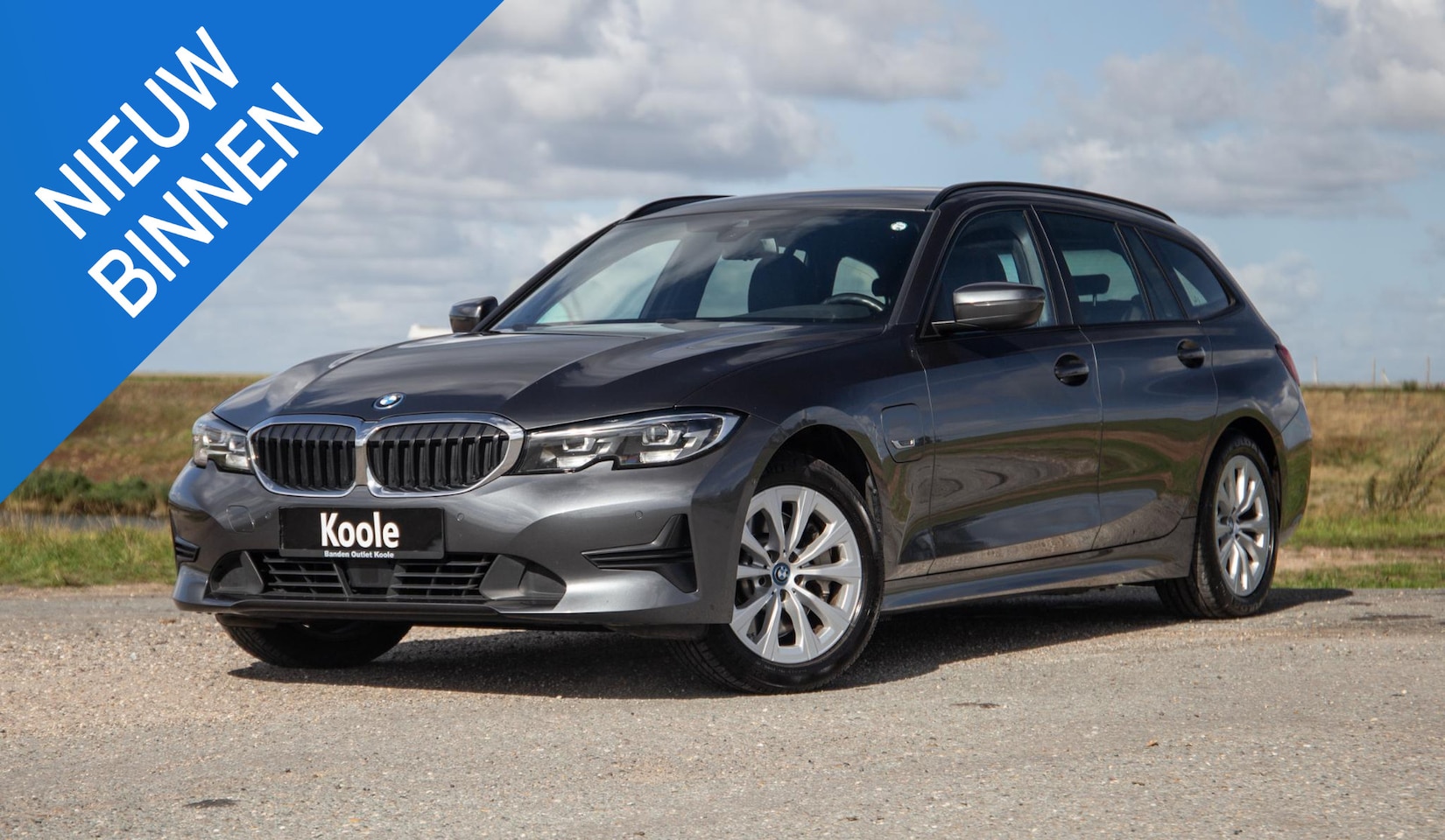 BMW 3-serie Touring - 330e High Executive LED / DEALER ONDERHOUDEN / CAMERA / CARPLAY / PHEV - AutoWereld.nl