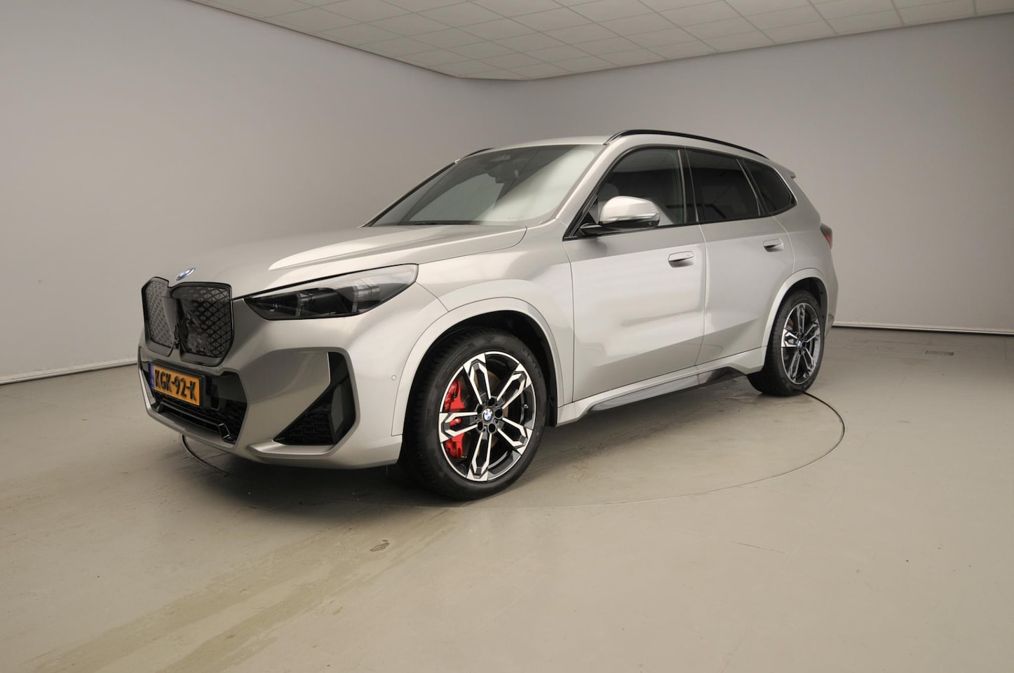 BMW iX1 - eDrive20 | M-Sportpakket | LED | HUD | Active cruise | Panoramadak | Trekhaak | Elektr. ze - AutoWereld.nl