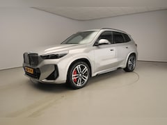 BMW iX1 - eDrive20 | M-Sportpakket | LED | HUD | Active cruise | Panoramadak | Trekhaak | Elektr. ze