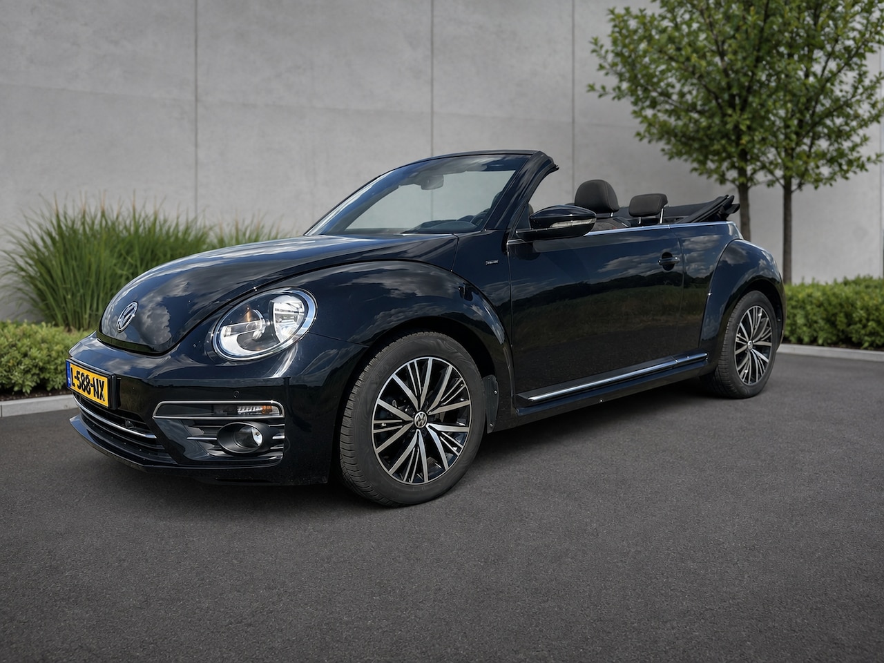 Volkswagen Beetle Cabriolet - 1.2 TSI Design BlueMotion Allstar | DSG |Multi Media | Electrische kap | 17" LM Velgen | Executive pakket - AutoWereld.nl