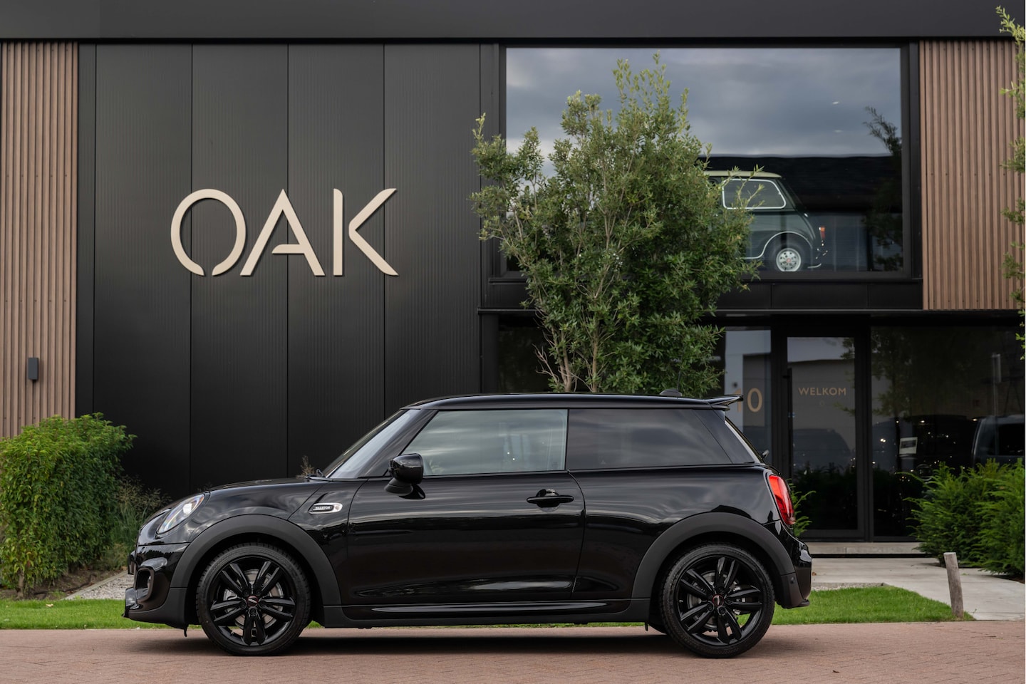MINI 3-Deurs - 1.5 Cooper Aut. Dalston Edition | JCW-Trim | Navi | Carplay | Sportstoelen | PDC | 17"LM | - AutoWereld.nl