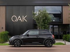 MINI 3-Deurs - 1.5 Cooper Aut. Dalston Edition | JCW-Trim | Navi | Carplay | Sportstoelen | PDC | 17"LM |