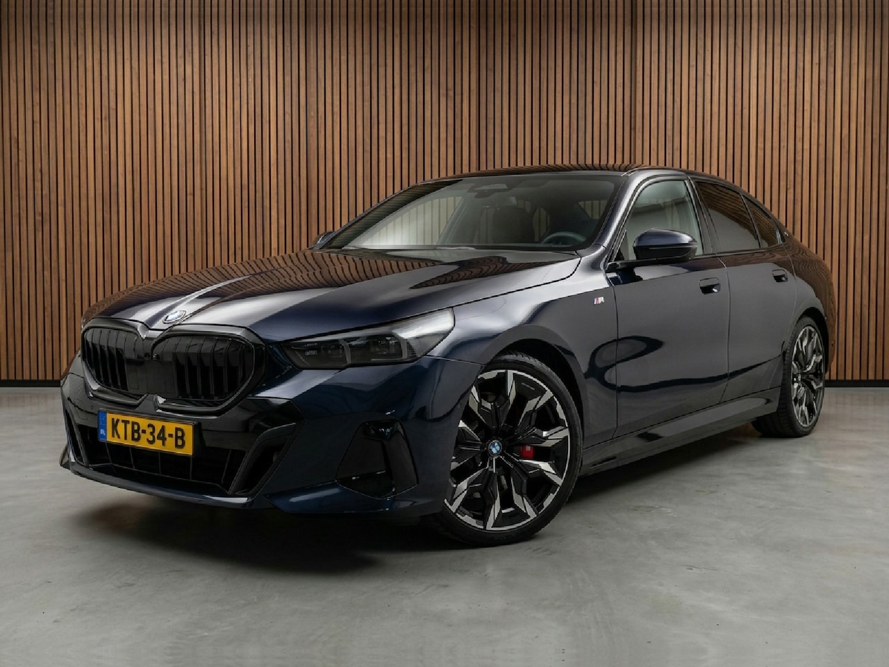 BMW 5-serie - 520i M sport / panoramadak / harman kardon / 21 inch - AutoWereld.nl