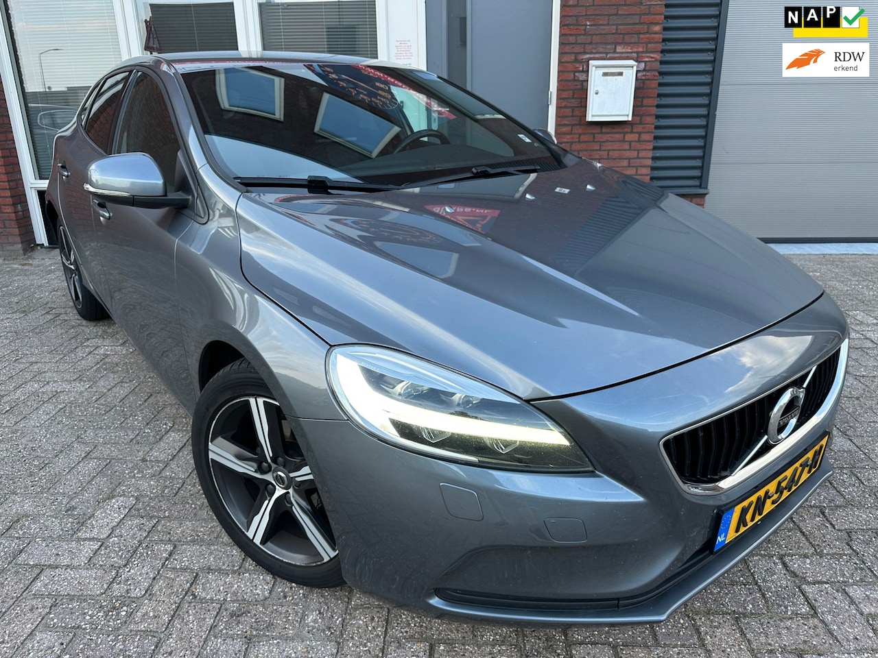 Volvo V40 - 2.0 D2 Nordic+ / Navi / PDC / Cruise / NAP / Stoelverwarming / LED / LM - AutoWereld.nl