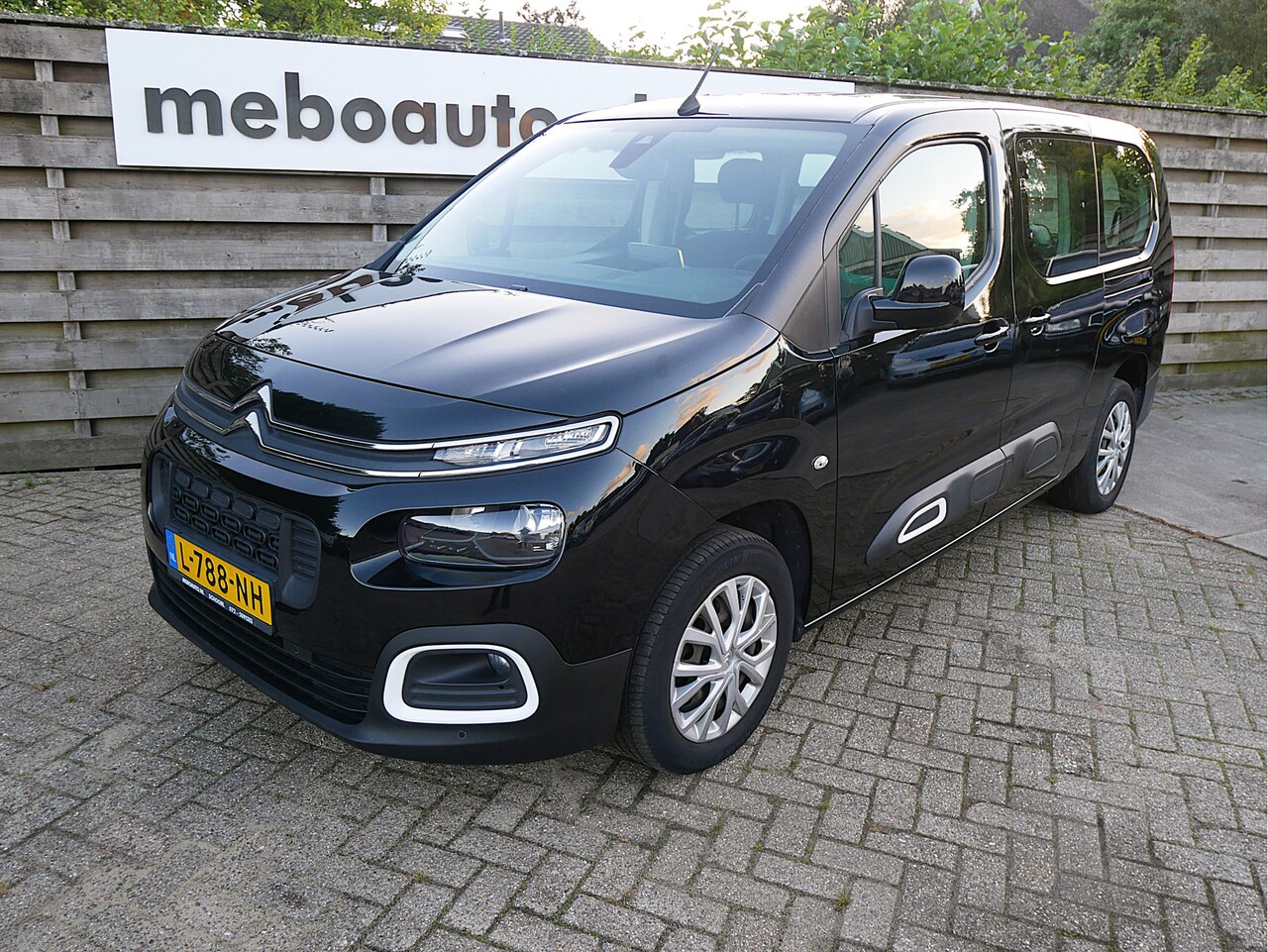Citroën Berlingo XL - 1.2 PureTech Feel met Booster takel aanpassing 220v omvormer - AutoWereld.nl