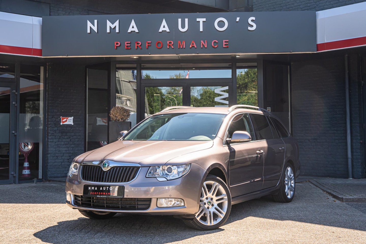 Skoda Superb Combi - 1.8 TSI Ambition AUTOMAAT!, CRUISE, ELEKTRISCHE VOORSTOEL, PARKEERSENSOOR - AutoWereld.nl