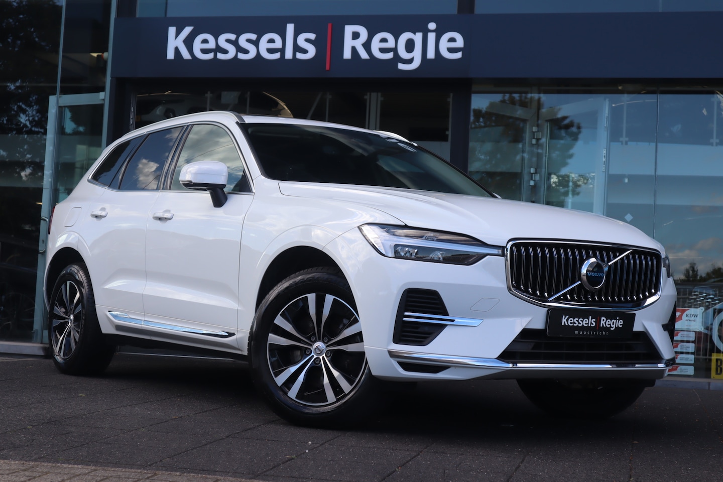 Volvo XC60 - 2.0 T6 Plug-in hybrid AWD Inscription | Pano | Elec.trekhaak | Camera | Navi | Pilot assis - AutoWereld.nl