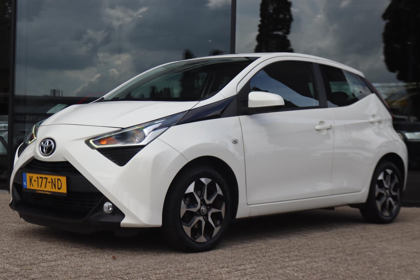 Toyota Aygo - 1.0 VVT-i X-PLAY LIMITED AUT. | CARPLAY | CAMERA | AIRCO | BLUETOOTH | LMV - AutoWereld.nl