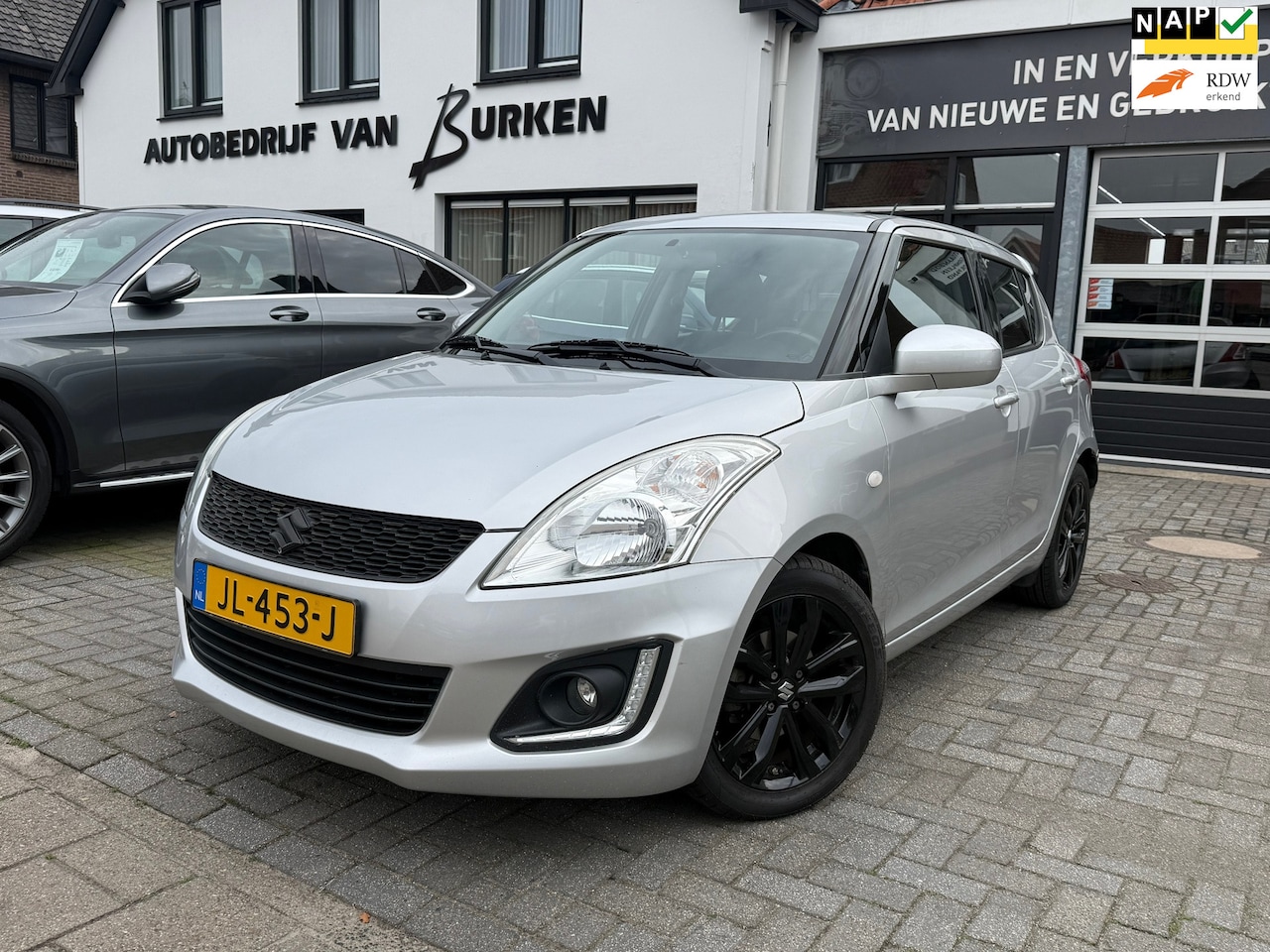 Suzuki Swift - 1.2 Bandit EASSS 1.2 Bandit EASSS, Trekhaak,Stoelverwarming,Cruise control,Airco,L.M.Velgen,Parkeersensoren - AutoWereld.nl