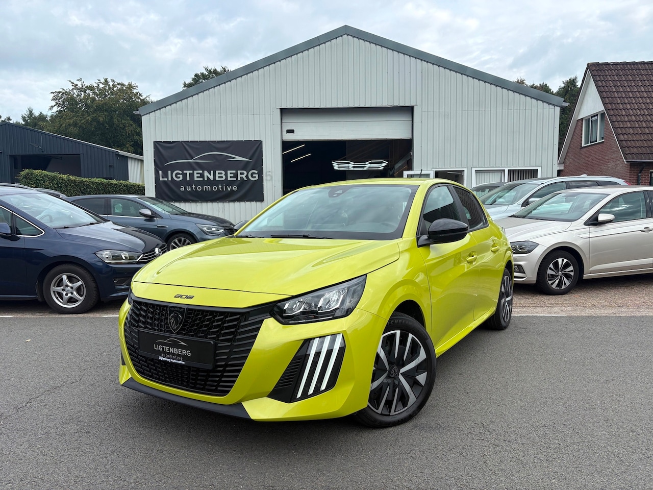 Peugeot 208 - 1.2 Hybrid 110 e-DCS6 AUT/CRUISE/CARPLAY/AIRCO - AutoWereld.nl