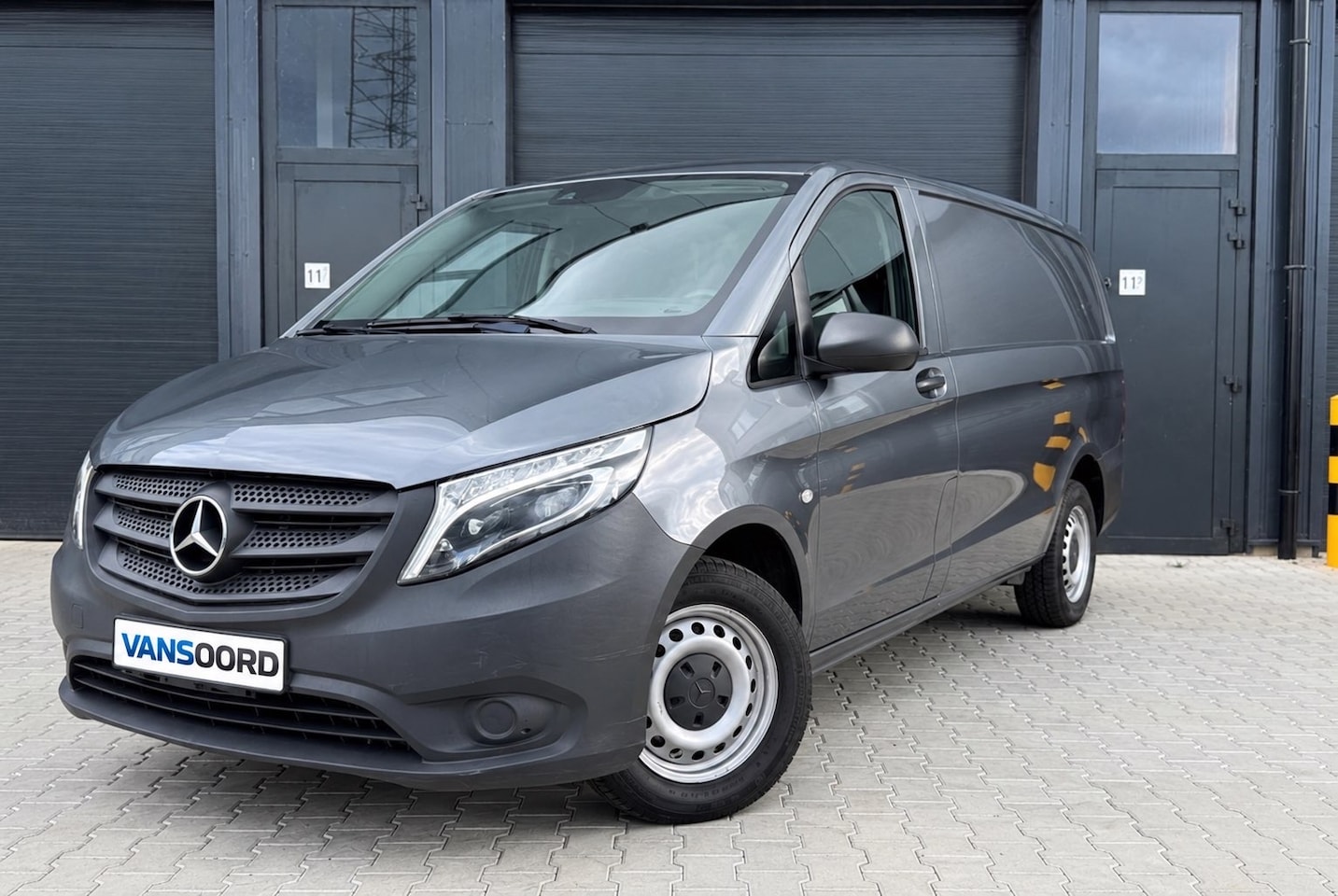 Mercedes-Benz Vito - 116 AUT LANG / LED / MBUX / CAMERA / TREKHAAK - AutoWereld.nl