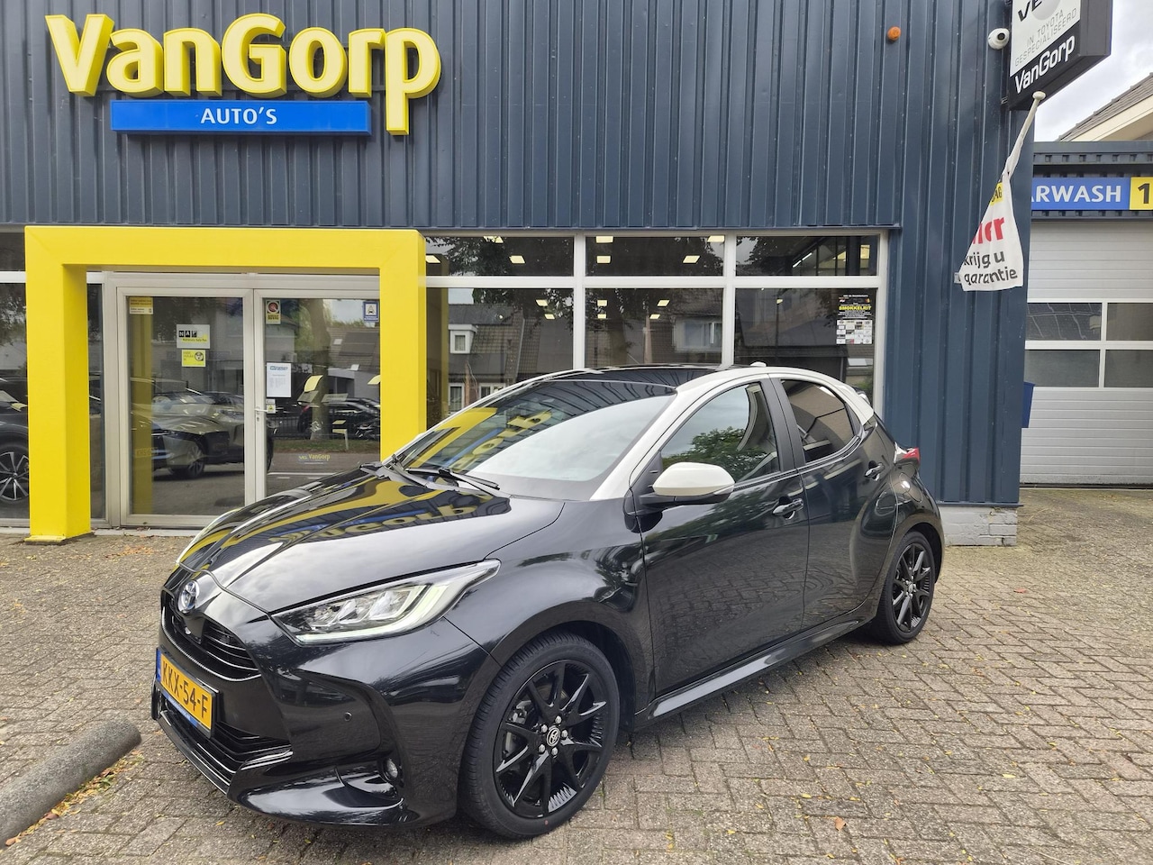 Toyota Yaris - 1.5 Hybrid Executive Bi-Tone Pano All-in prijs! - AutoWereld.nl