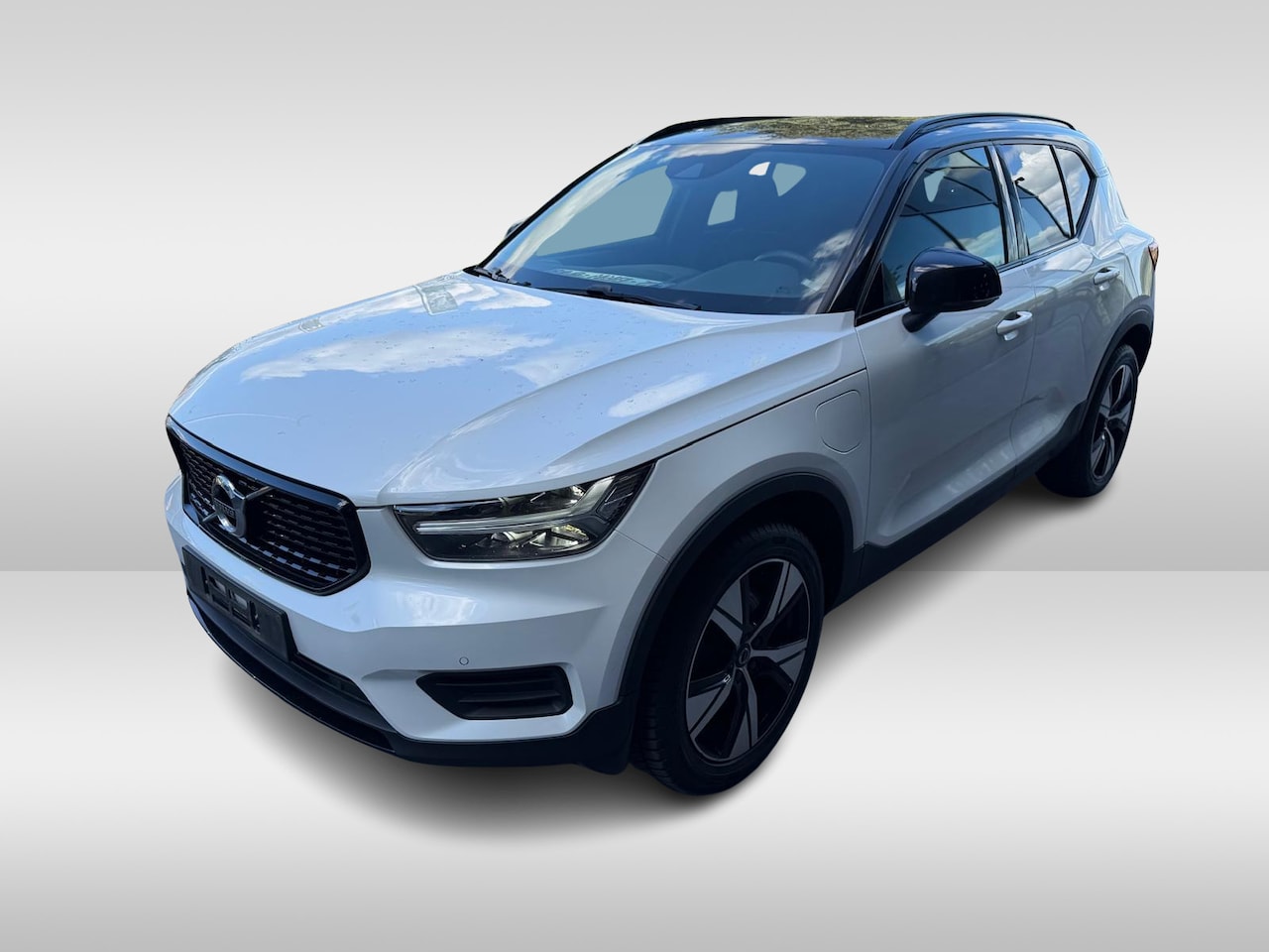 Volvo XC40 - 1.5 T4 Recharge R-Design | Panorama dak | Climate | Intelli safe | Camera | Harman Kardon - AutoWereld.nl