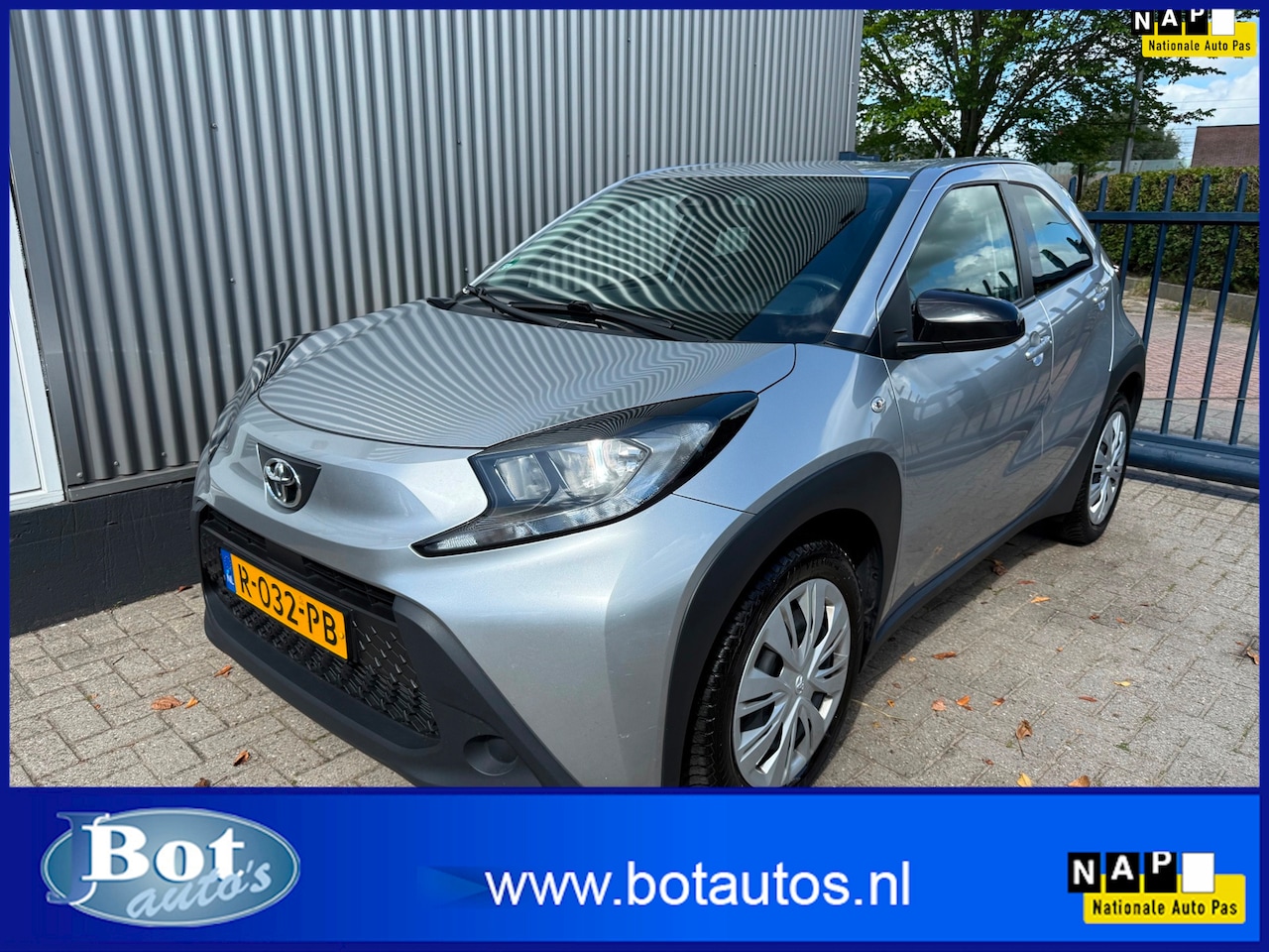 Toyota Aygo X - 1.0 VVT-i MT Play 3X AYGO X OP VOORRAAD!! / APPLE CARPLAY / CAMERA / AIRCO / CRUISE CONTRO - AutoWereld.nl