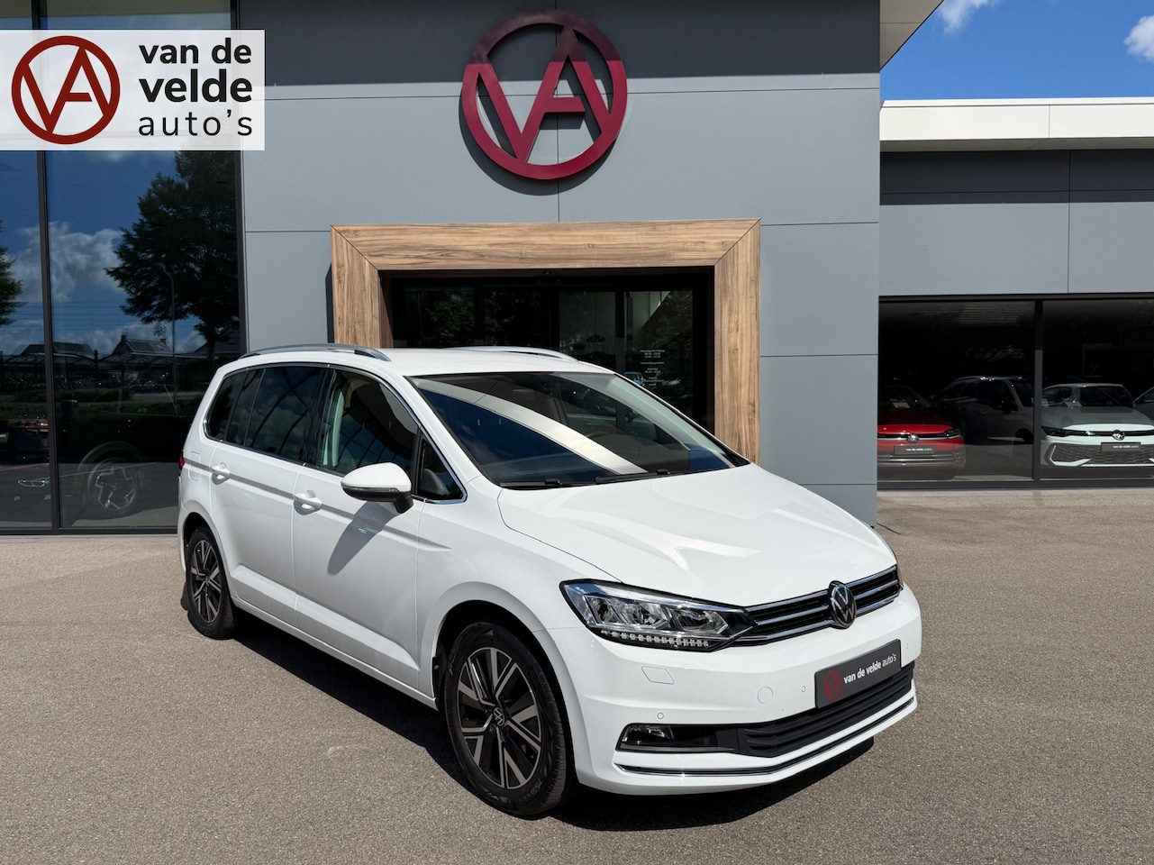 Volkswagen Touran - 1.5 TSI 150pk Highline | Trekhaak | Led | Carplay | 17 Inch | Rijklaar incl. garantie - AutoWereld.nl