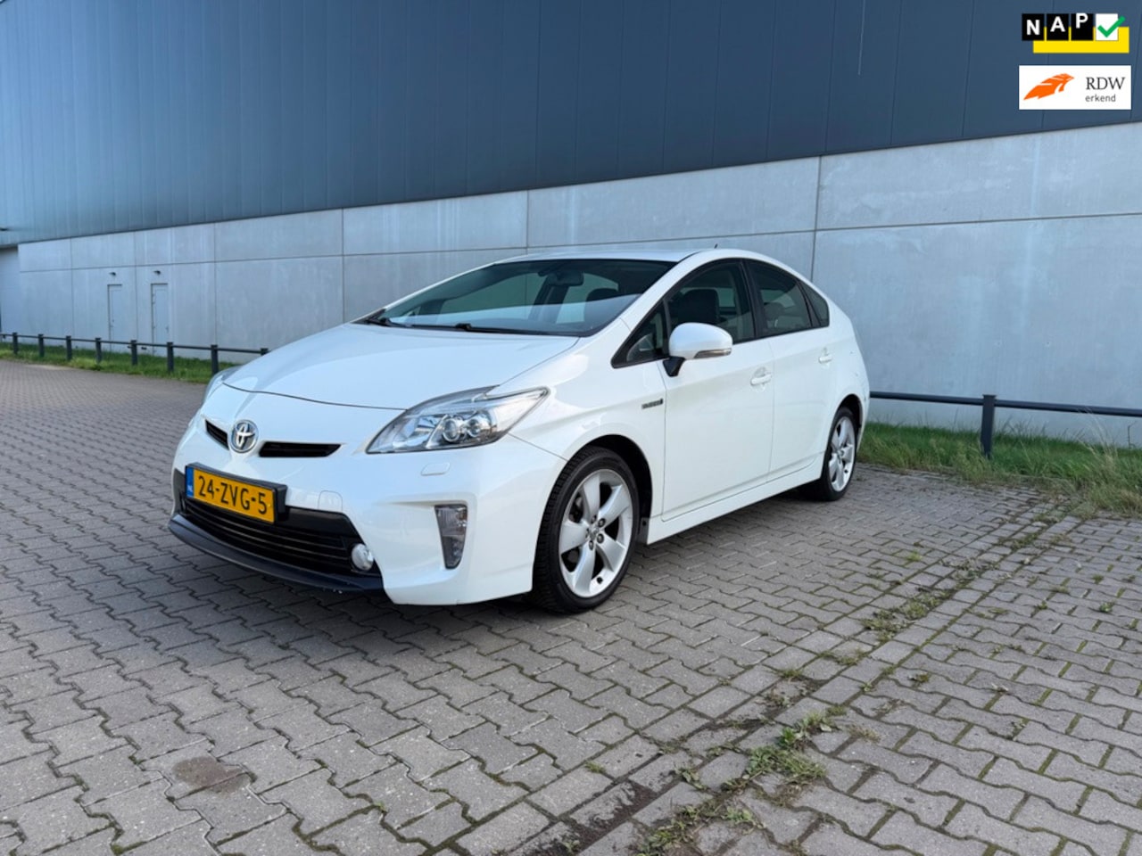 Toyota Prius - 1.8 Dynamic Business|JBL|Leder|HUD|Keyless|NAP|APK 04/27 - AutoWereld.nl