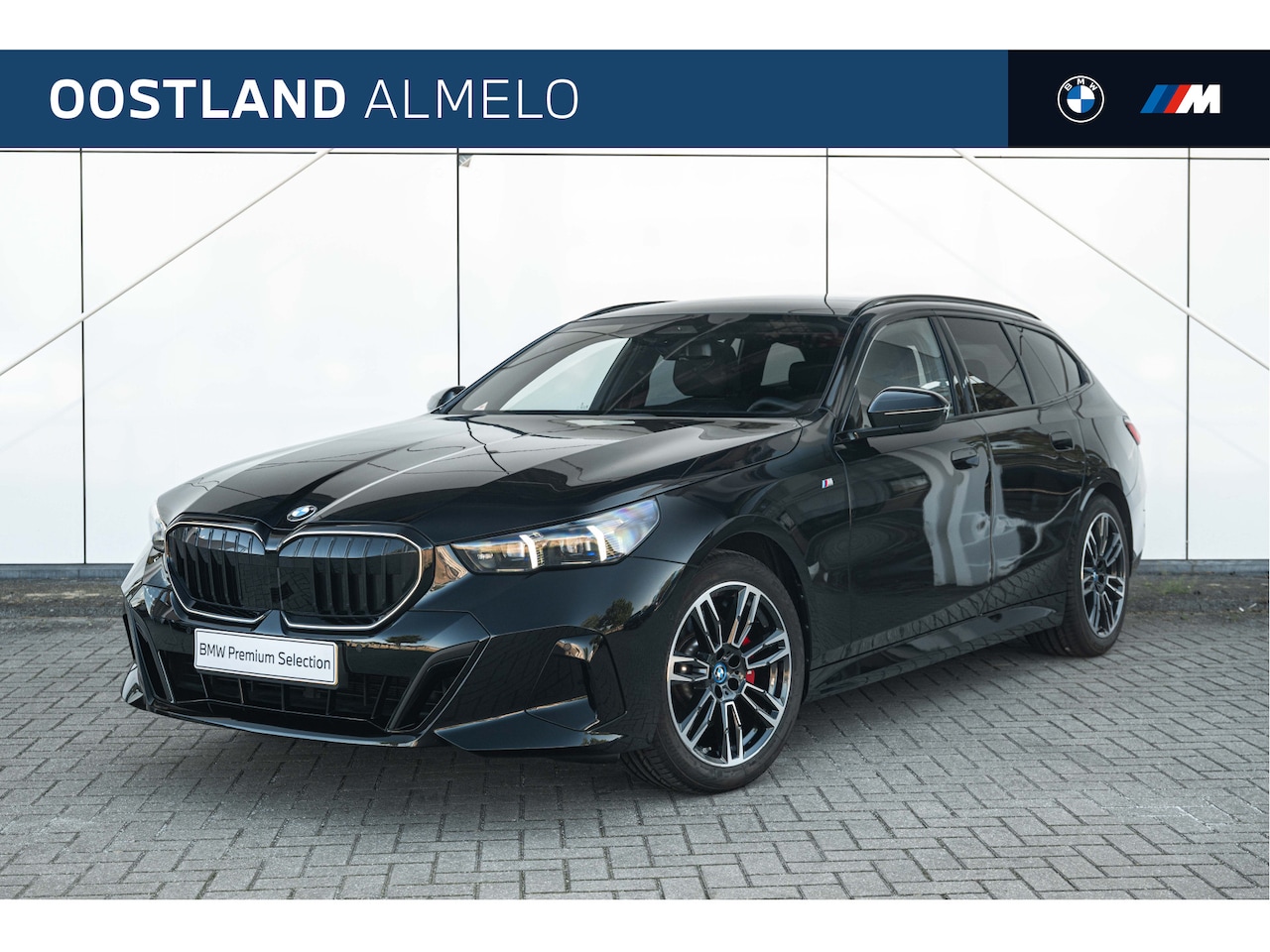 BMW 5-serie Touring - 520i M Sport Automaat / Trekhaak / Panoramadak / Comfortstoelen / Comfort Access / Achteru - AutoWereld.nl