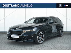 BMW 5-serie Touring - 520i M Sport Automaat / Trekhaak / Panoramadak / Comfortstoelen / Comfort Access / Achteru